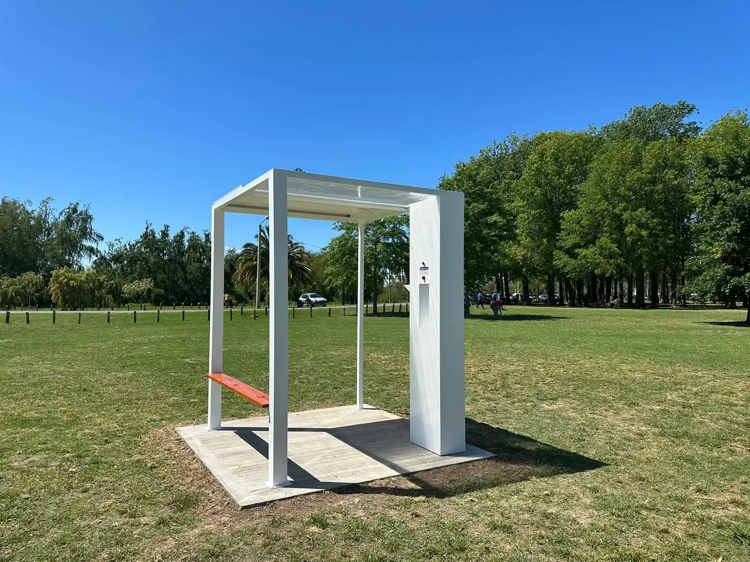 El “coso”: $ 13.800.000 para las cinco estaciones solares y $ 3.900.000 para luces