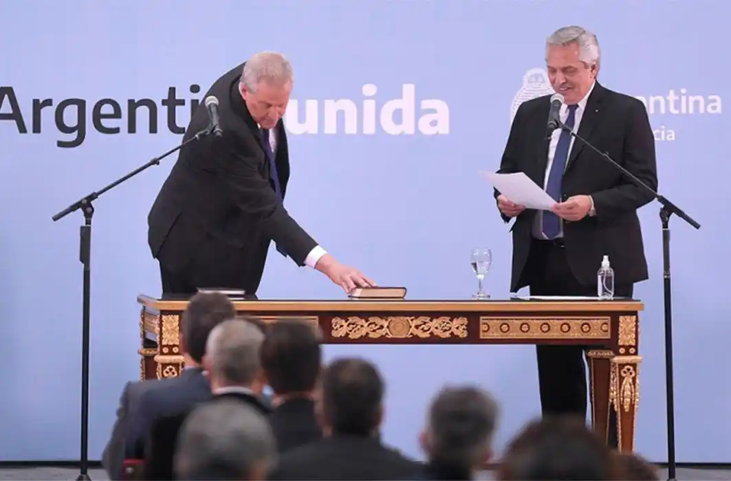 Educación: “Los viajes de egresados gratis son una estrategia política válida”