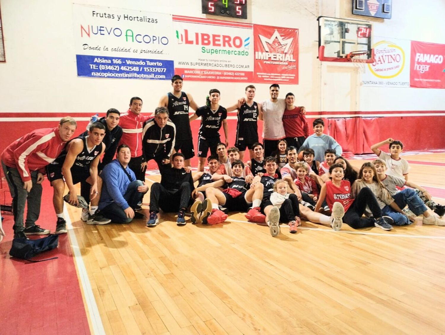 Atenas se hizo fuerte como local y estiró la definición a un tercer juego