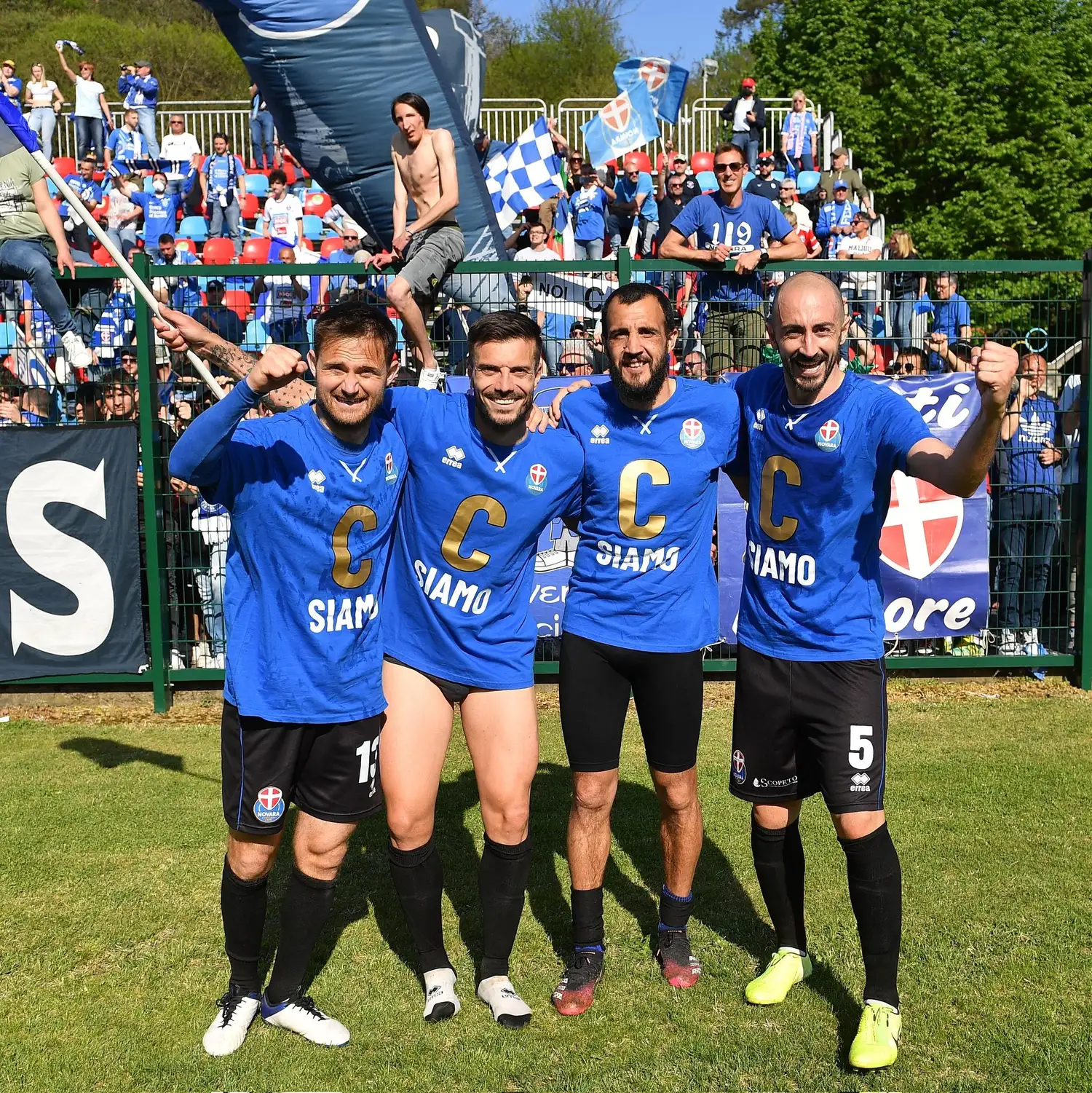 El tandilense González, en tercer lugar, festejando el ascenso a la C.
