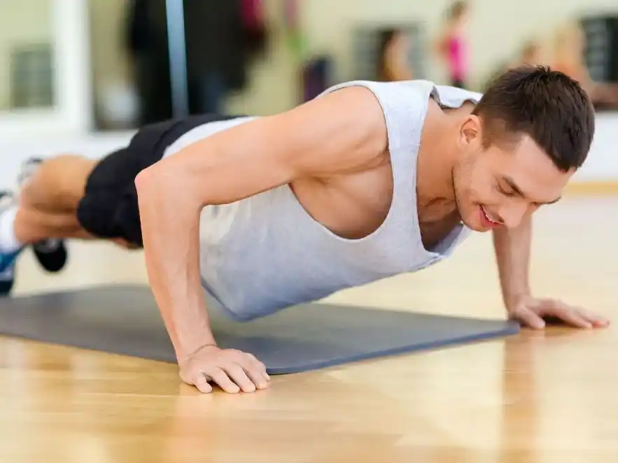 Este ejercicio es recomendado por especialistas tanto para principiantes como para atletas avanzados.