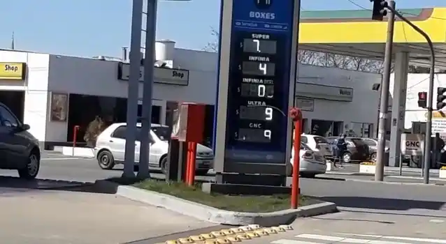 Los curiosos carteles que no dejan fotografiar los precios de las naftas en la Provincia 
