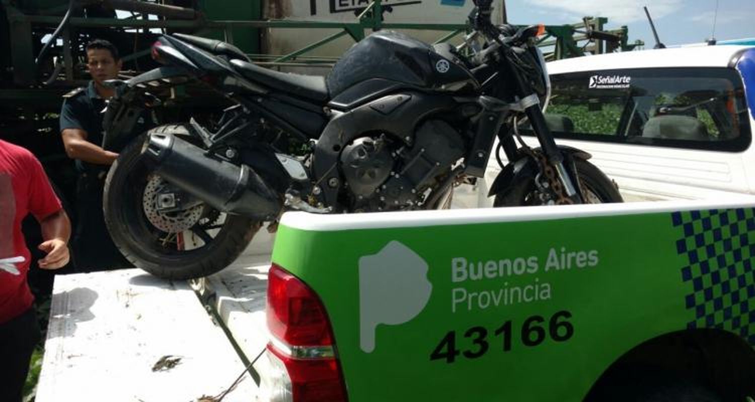 Recuperan dos motos en un campo de soja