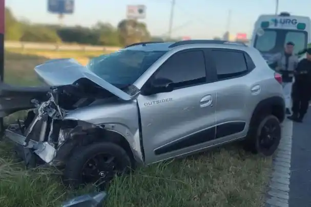 El auto que chocó quedó destruido.