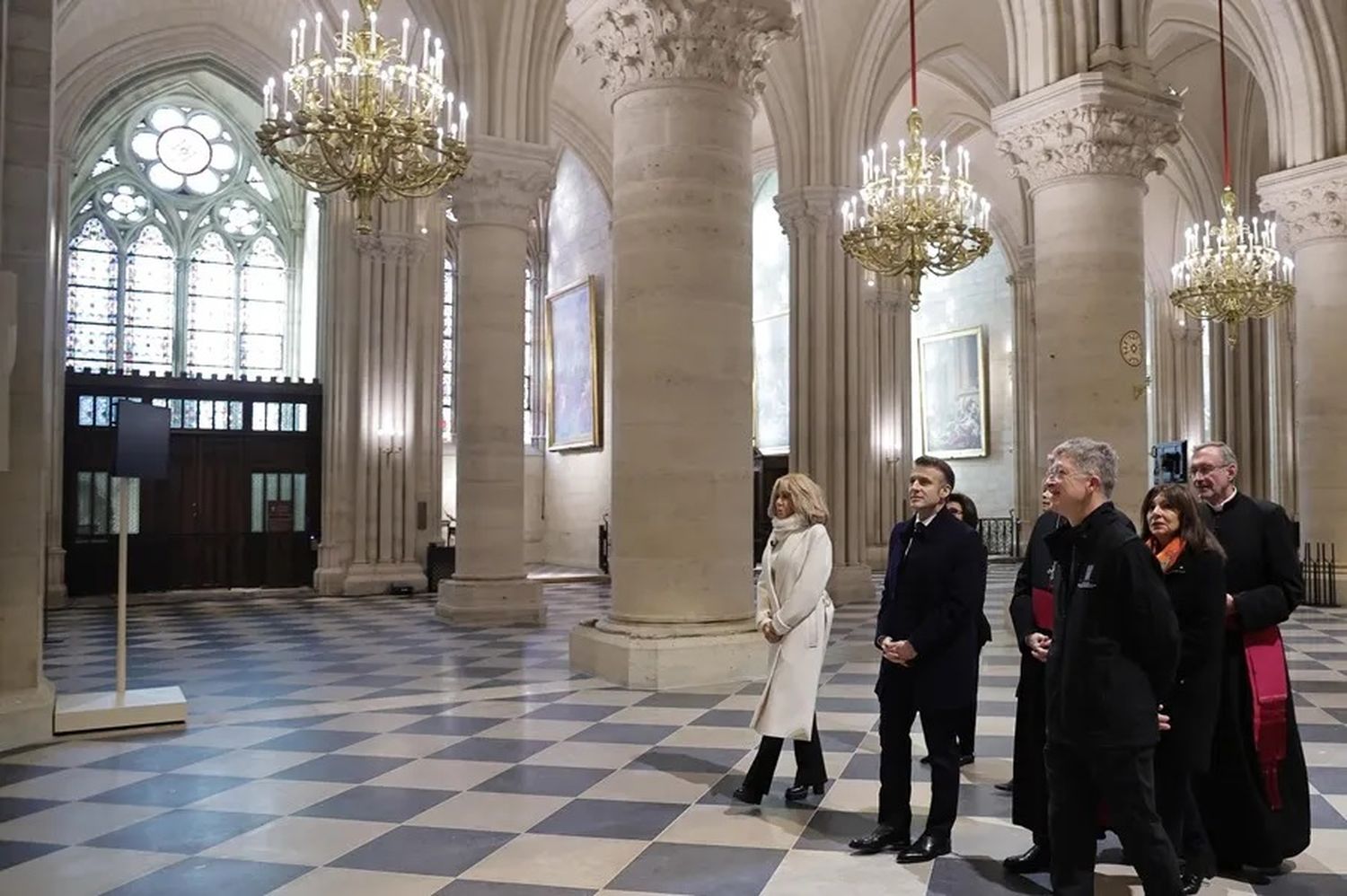 Emmanuel Macron visitó la catedral de Notre Dame.