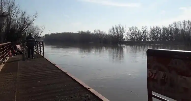 Peligro por falta de vigilancia en el muelle del Paseo Público