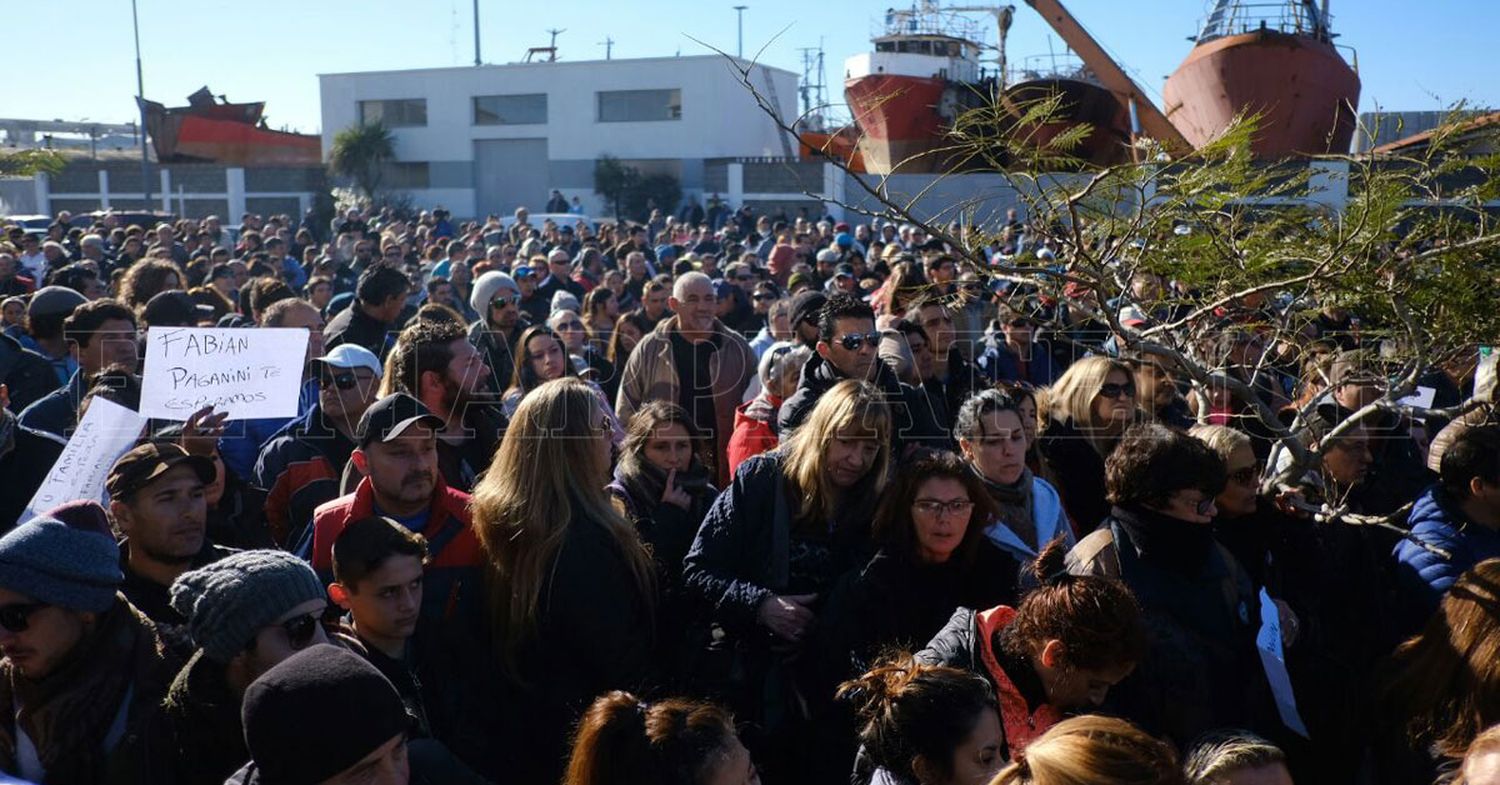 Insultos y forcejeos en Prefectura con familiares de víctimas del Repunte