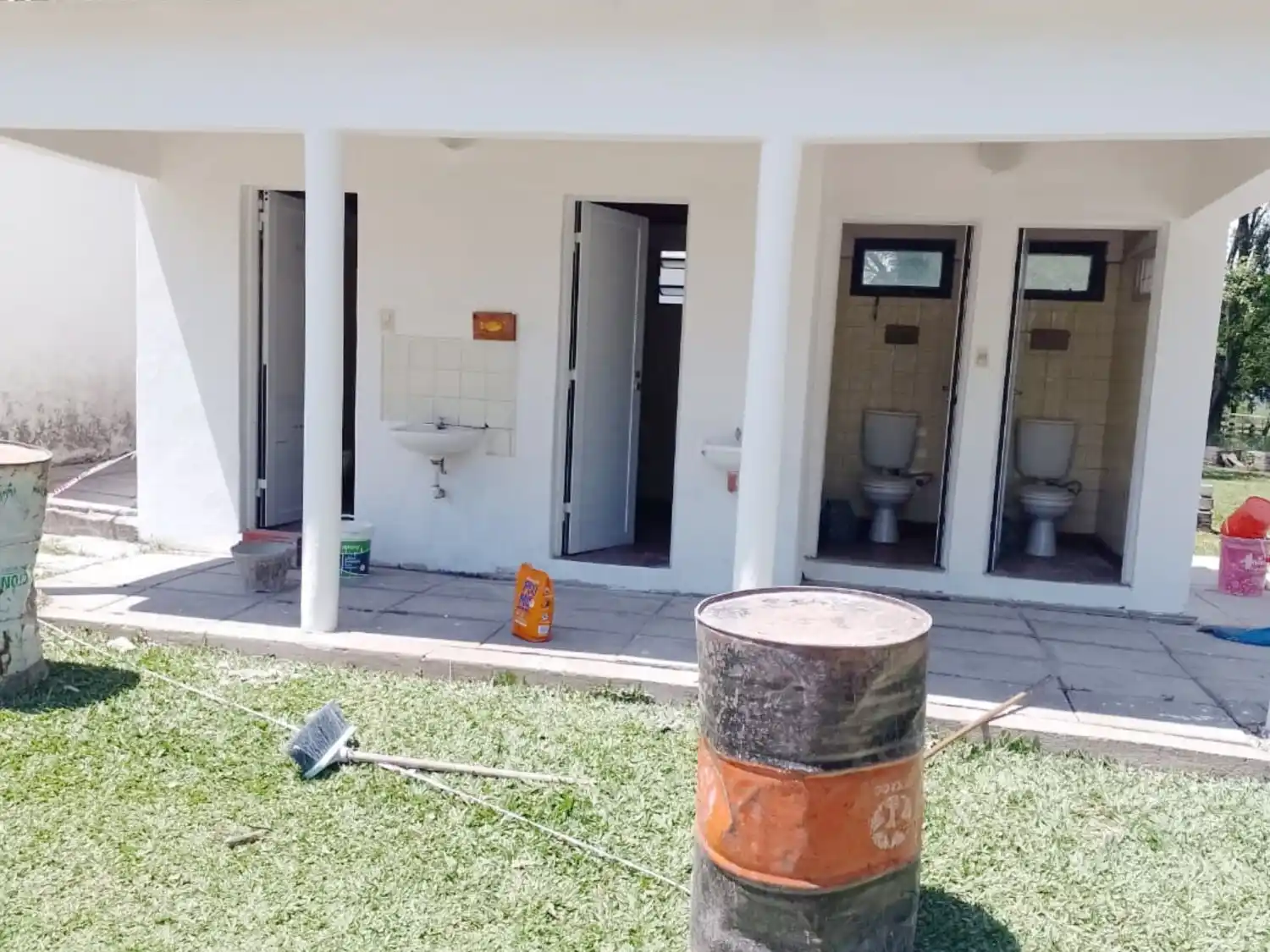 Reparan cubiertas, sanitarios y sistema eléctrico en escuela rural de Federación