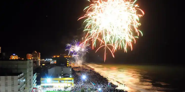 Monte Hermoso: Espectáculo de fuegos artificiales para recibir el 2022