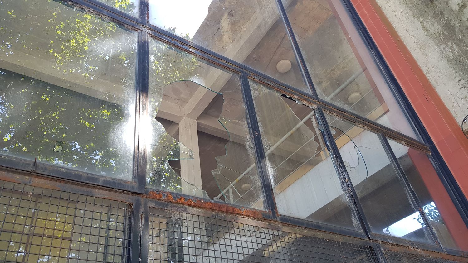 ex correo vidrios dañados