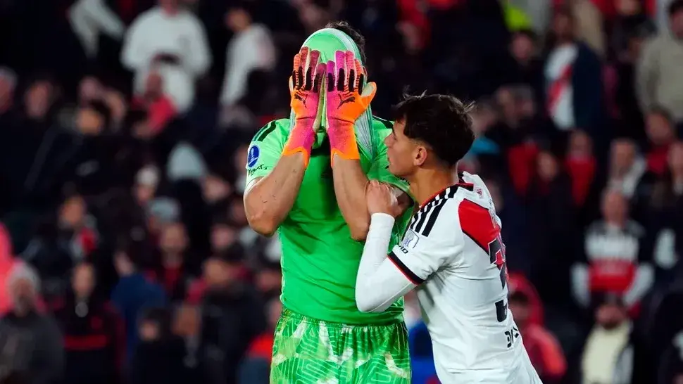 River se quedó afuera: cayó por penales ante Santa Fe en el Monumental
