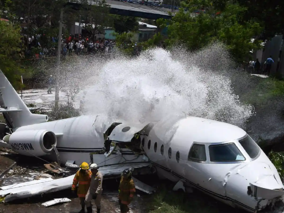 Honduras: un avión se partió en dos al caer y todos sobrevivieron