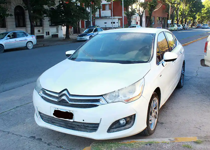 Secuestran un auto que habría sido usado por una banda de asaltantes