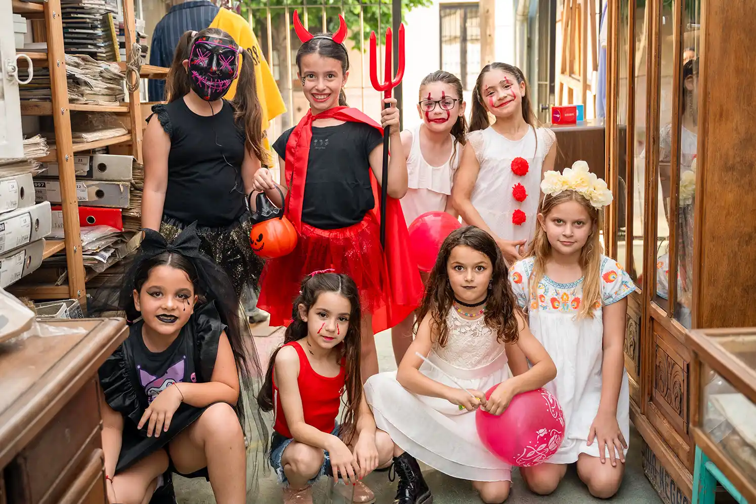 Las chicas posando para La Opinión