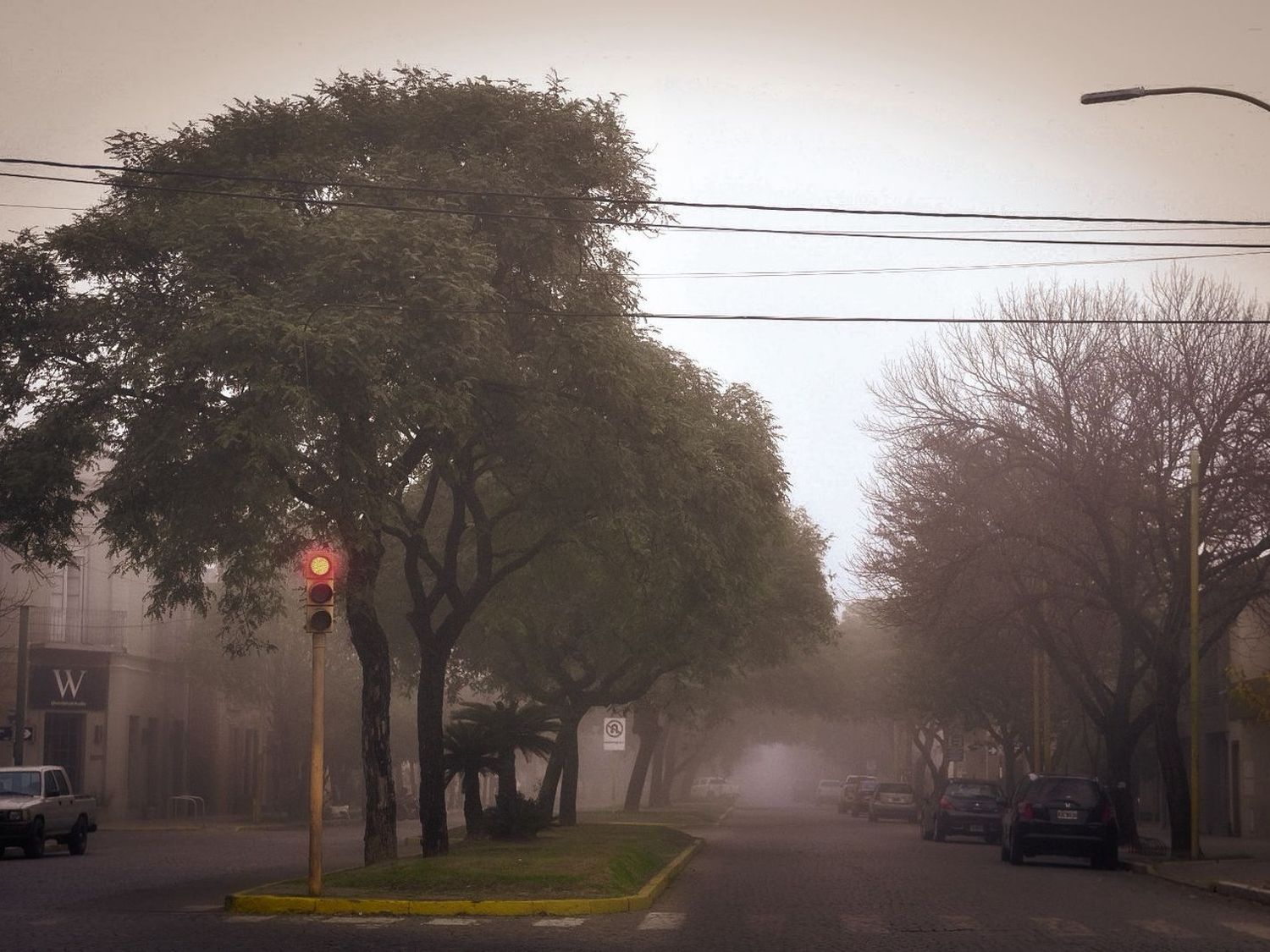 La densa neblina cubrió la ciudad durante la mañana del sábado.