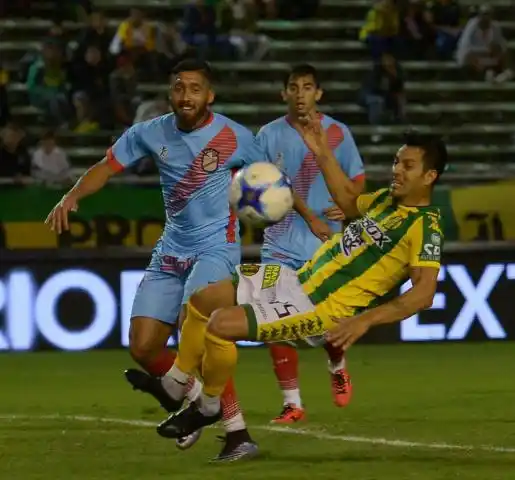 Aldosivi acertó en el final y hundió a Arsenal