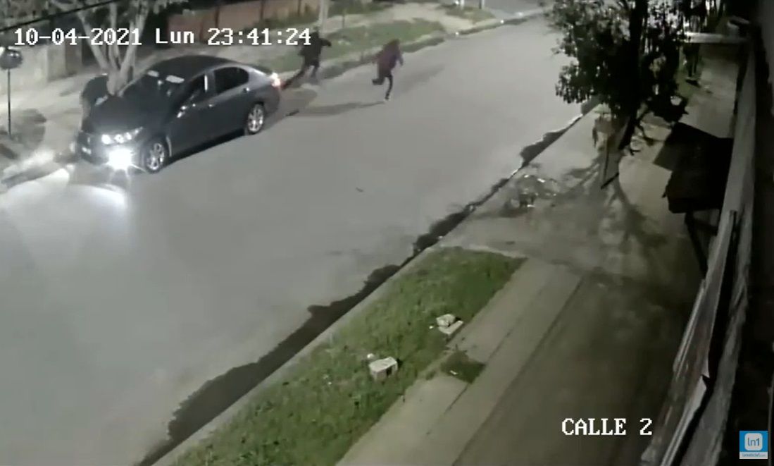 Quisieron robarle el auto y no sabían que era policía: El video de dos delincuentes abatidos en Laferrere