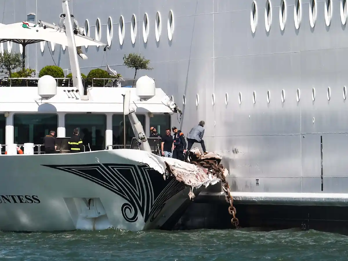 Cuatro heridos y polémica en Venecia al chocar un crucero con un barco turístico