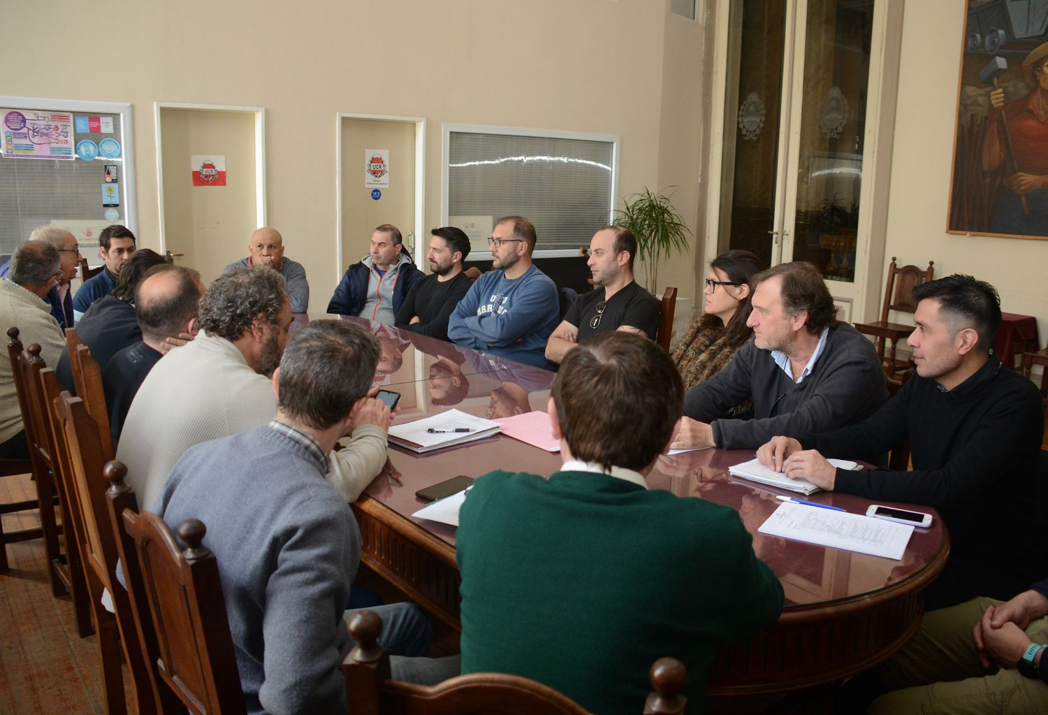 El encuentro entre concejales y choferes de micros se celebró ayer por la mañana en el primer piso de la Municipalidad.