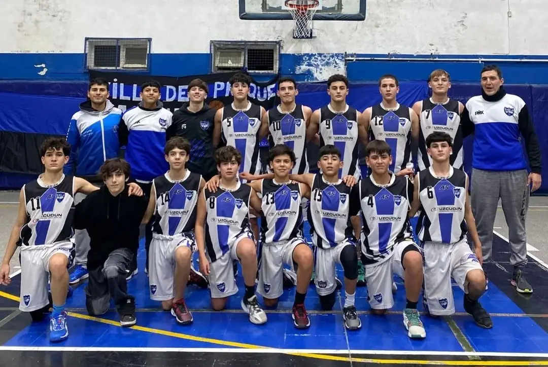 Bicampeones. La U15 de Villa del Parque junto a su entrenador Valentín Gonella