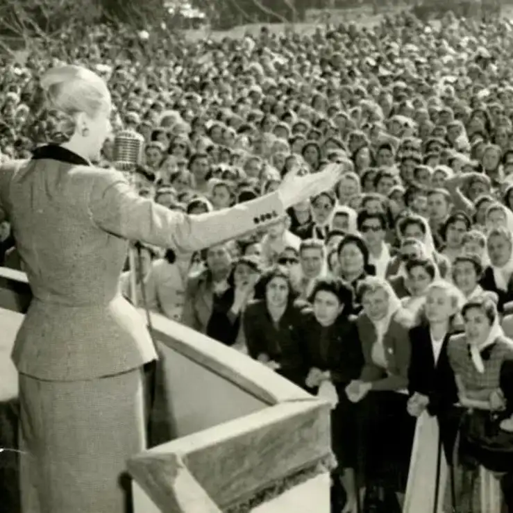 Eva Perón en un discurso frente a mujeres, cuando estaba bien de salud. Foto: Archivo General de la Nación