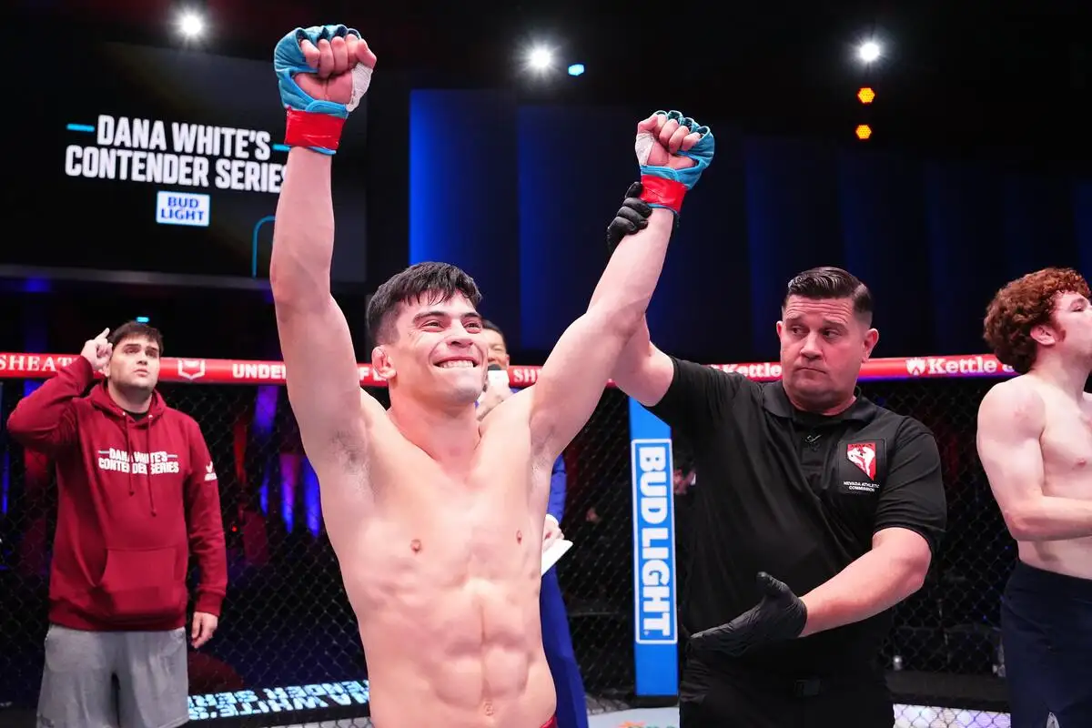 Kevin Vallejos celebrando el triunfo que le dio un contrato en UFC.
