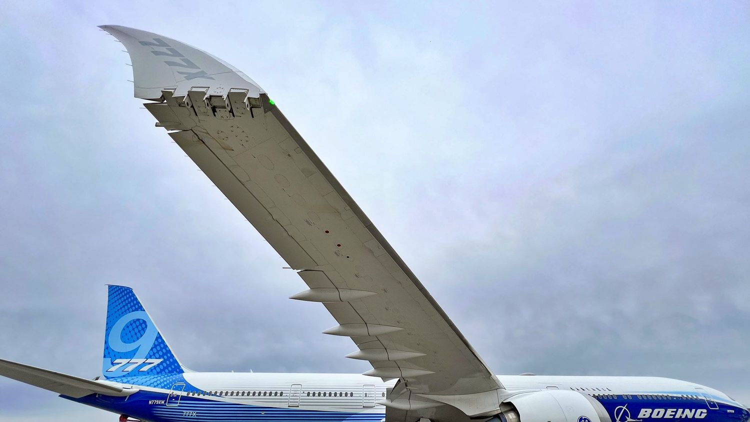 Boeing prueba las alas plegables del 777X en un aeropuerto comercial