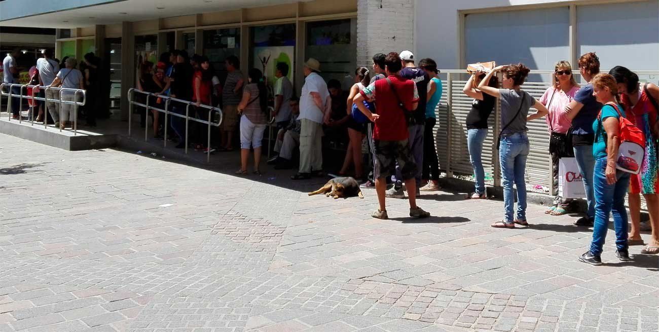 El gobierno nacional evalúa otorgar un bono antes de fin de año