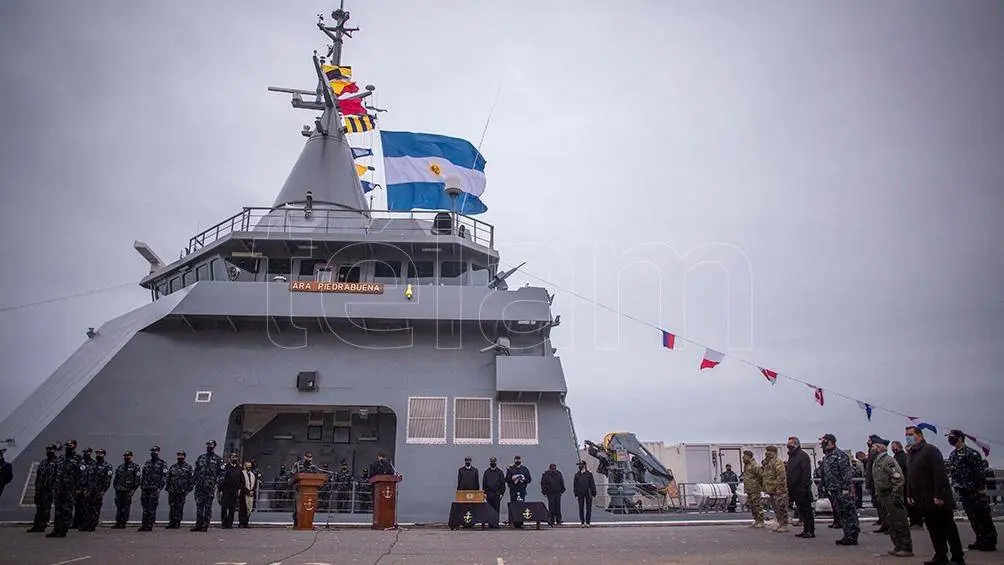 Rossi encabezó una revista naval por el arribo del patrullero ARA Piedrabuena