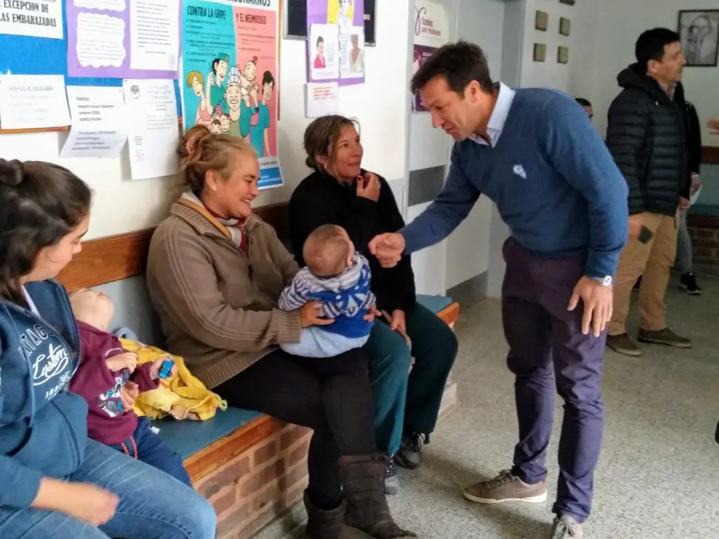 Rojas visitó instituciones de Juan N. Fernández