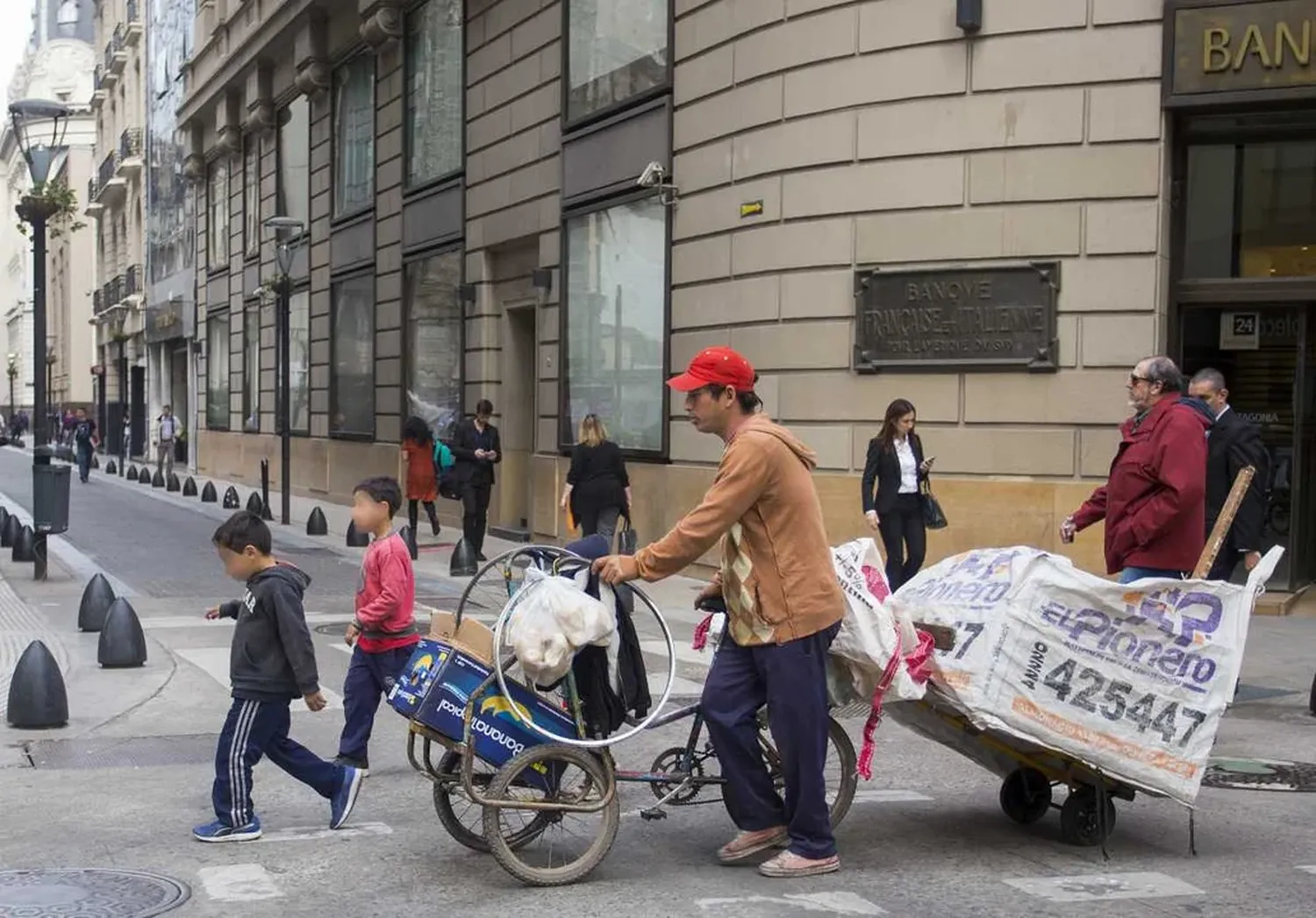 Sin los planes sociales 1 de cada 4 argentinos habría caído en situación de indigencia, según una consultora