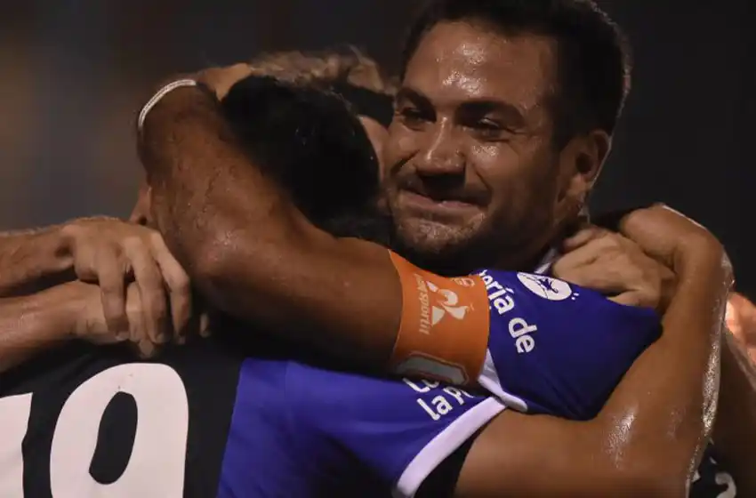 Los hinchas de Gimnasia piden por la permanencia de Rinaudo