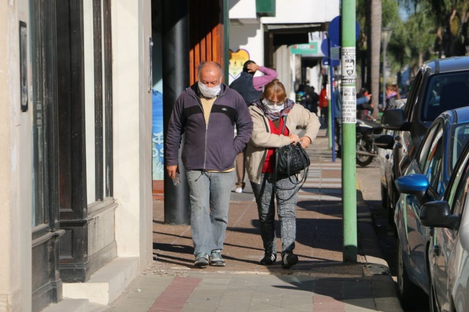 Muchos vecinos de la ciudad ya utilizan barbijos o tapabocas para salir de sus casas 