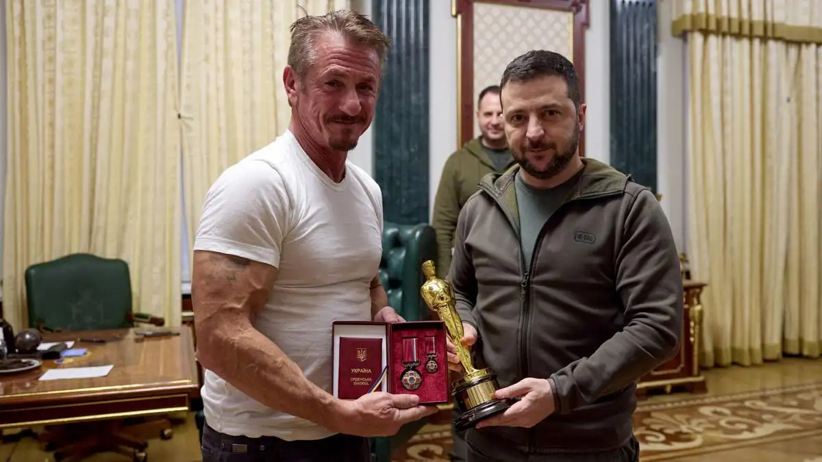 Por la victoria de Ucrania: Sean Penn entregó a Zelenski su Oscar como símbolo de fe
