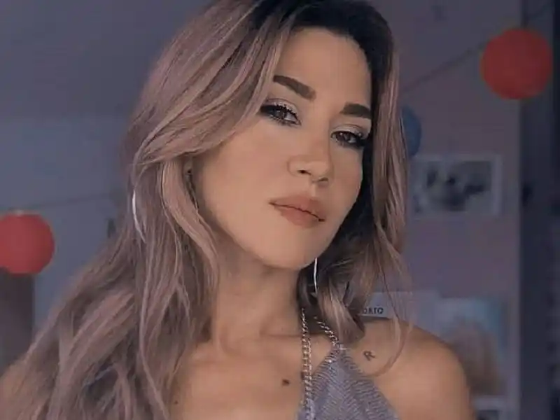 Desde la cama y con el cuarto desordenado, Jimena Barón exhibió sus abdominales de hierro