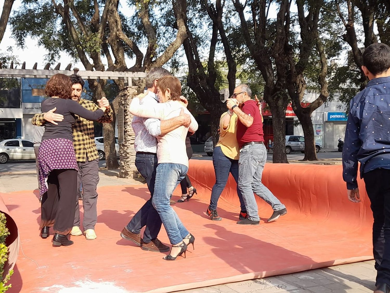 Clases de tango gratuitas frente a la plaza Belgrano, este sábado