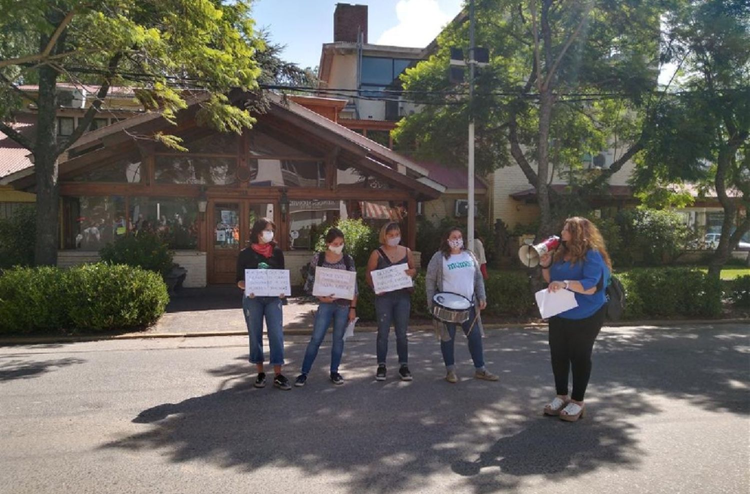 Pinamar: protesta frente a la municipalidad por la estafa con las tarjetas "Alimentar"