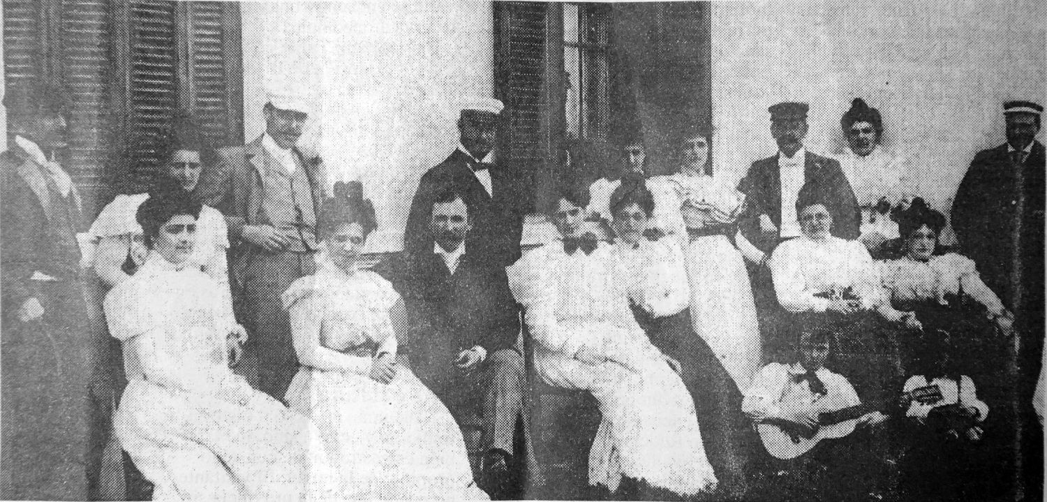 Viejos tiempos. Turistas posan en el Hotel Quequén cerca del año 1900