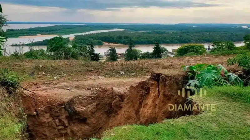 Por las intensas lluvias, cedió parte de la barranca en Diamante