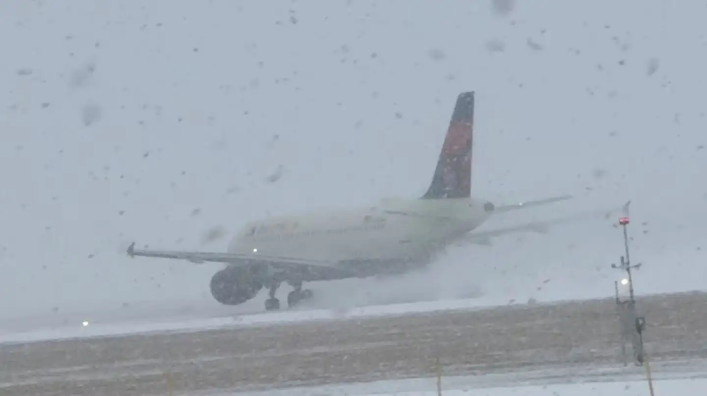 El fenómeno incluye nevadas intensas y una peligrosa tormenta de hielo.