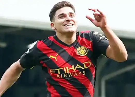 Con un golazo de Julián Alvarez, Manchester City es nuevo líder