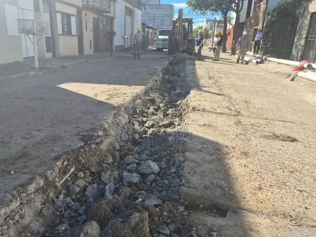 Comenzó el reemplazo total de un caño central de cloaca que había colapsado