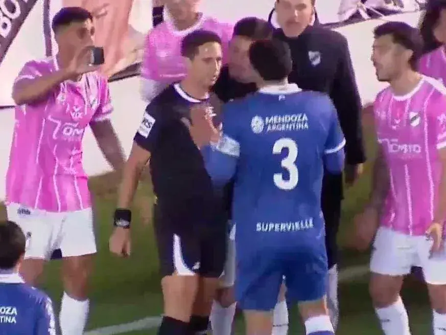Se jugaban mucho los dos equipos y la imagen del "celuvar" se robó todas miradas.