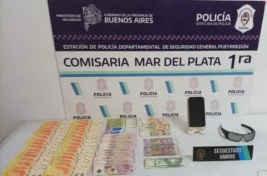Le robaron mientras se encontraba en el mar