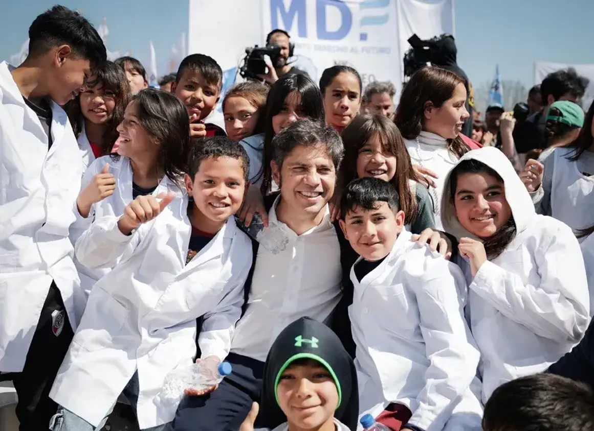 Kicillof junto a los estudiantes del nuevo Polo Educativo de Florencio Varela.