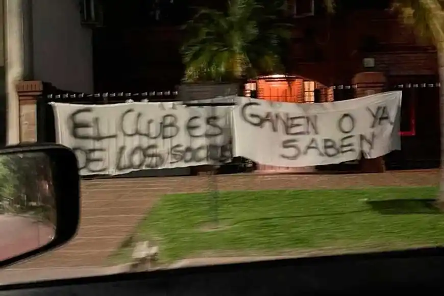 El presidente viajó con el plantel a Buenos Aires.