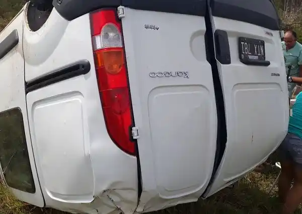 Padre e hija volcaron en la Ruta 20 al reventar un neumático