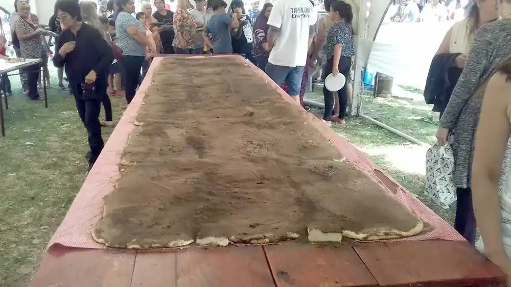 Una torta negra XXXL en la Fiesta Nacional de Tapalqué.