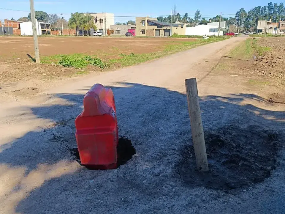 Santana y Moisés Novillo: rompieron para instalar cloacas y quedaron los pozos
