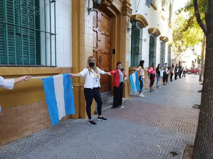 "Abran la escuela": Abrazos simbólicos para reclamar la continuidad de clases presenciales en el Conurbano